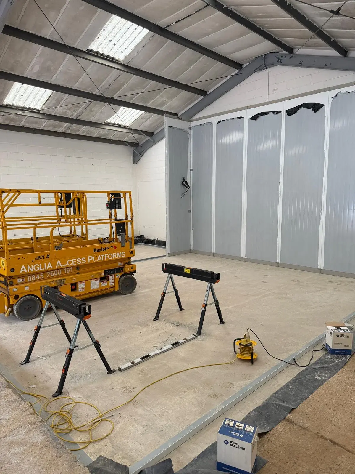 Cold-store panel installation using scissor lift